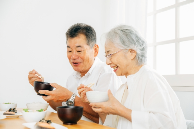 食事をする老夫婦